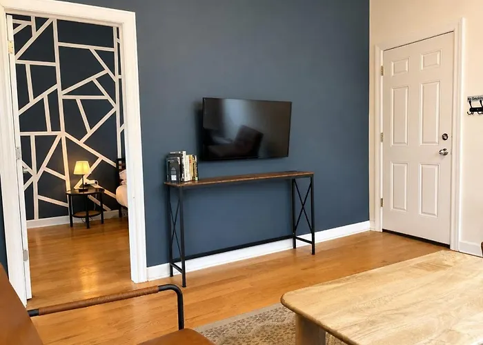 Apartment Flexhome Ukrainian Village • 2br • Walkable + Private Balcony - Sleeps 6