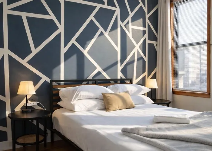 Apartment Flexhome Ukrainian Village • 2br • Walkable + Private Balcony - Sleeps 6 *
