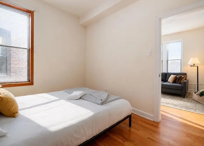 Apartment Flexhome Ukrainian Village • 2br • Walkable + Private Balcony - Sleeps 6 Chicago