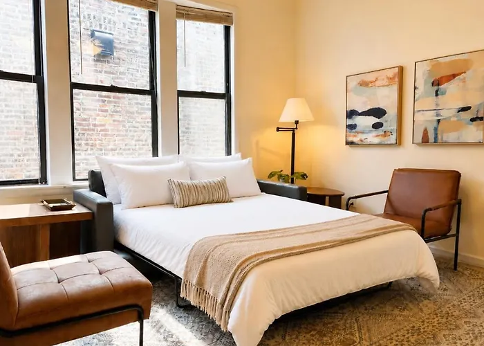 Flexhome Ukrainian Village • 2br • Walkable + Private Balcony - Sleeps 6 * Chicago