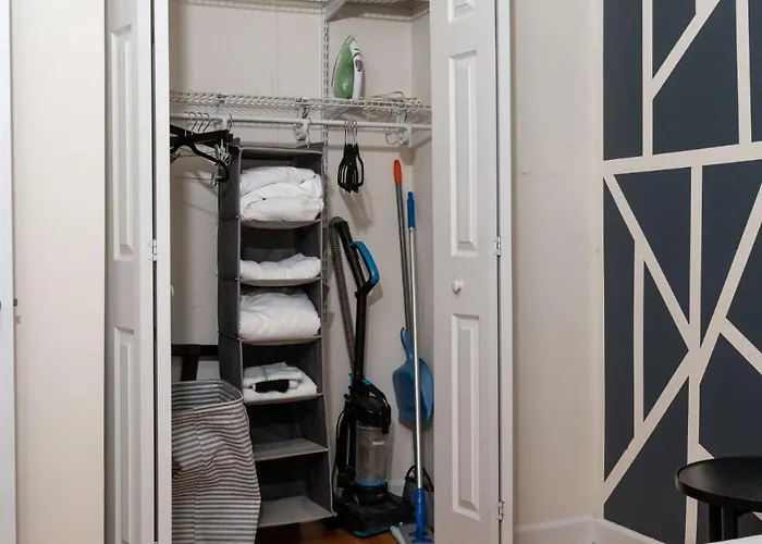 Flexhome Ukrainian Village • 2br • Walkable + Private Balcony - Sleeps 6