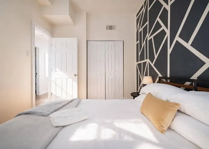 Flexhome Ukrainian Village • 2br • Walkable + Private Balcony - Sleeps 6 Apartment *