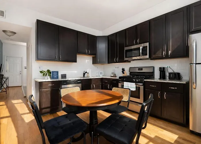 Flexhome Ukrainian Village • 2br • Walkable + Private Balcony - Sleeps 6