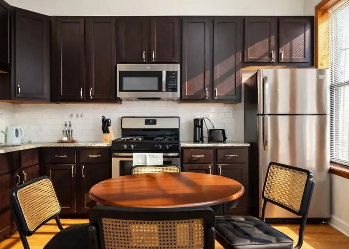 Flexhome Ukrainian Village • 2br • Walkable + Private Balcony - Sleeps 6 Apartment