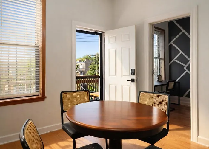 Apartment Flexhome Ukrainian Village • 2br • Walkable + Private Balcony - Sleeps 6
