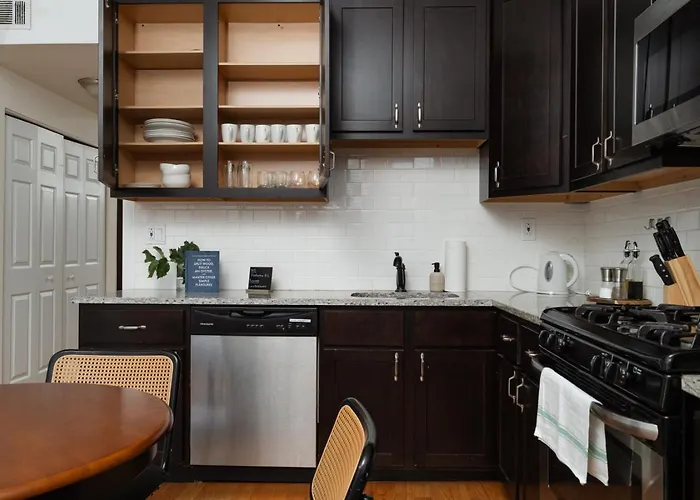 Flexhome Ukrainian Village • 2br • Walkable + Private Balcony - Sleeps 6 Apartment *