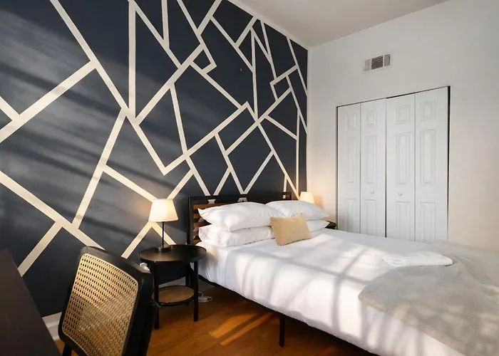 Apartment Flexhome Ukrainian Village • 2br • Walkable + Private Balcony - Sleeps 6 *