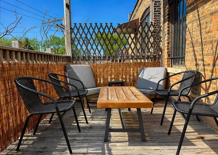Flexhome Ukrainian Village • 2br • Walkable + Private Balcony - Sleeps 6 Apartment