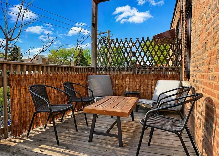Flexhome Ukrainian Village • 2br • Walkable + Private Balcony - Sleeps 6 *