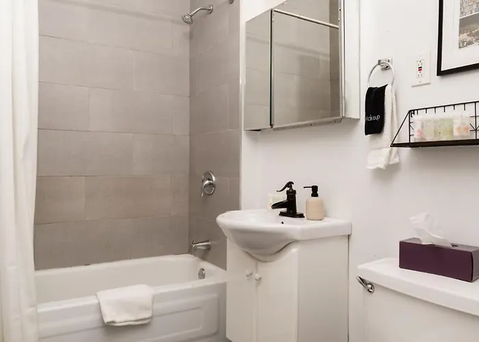 Flexhome Ukrainian Village • 2br • Walkable + Private Balcony - Sleeps 6 * Chicago