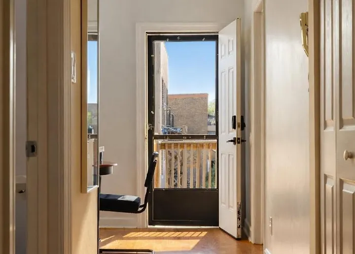 Flexhome Ukrainian Village • 2br • Walkable + Private Balcony - Sleeps 6 Apartment