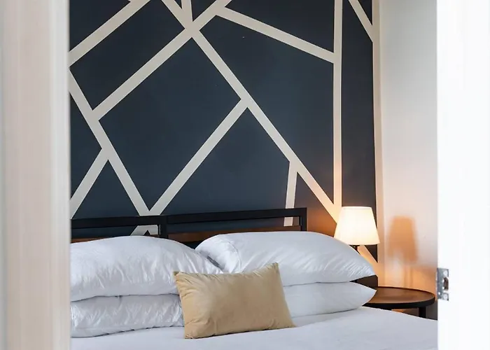 Flexhome Ukrainian Village • 2br • Walkable + Private Balcony - Sleeps 6 *