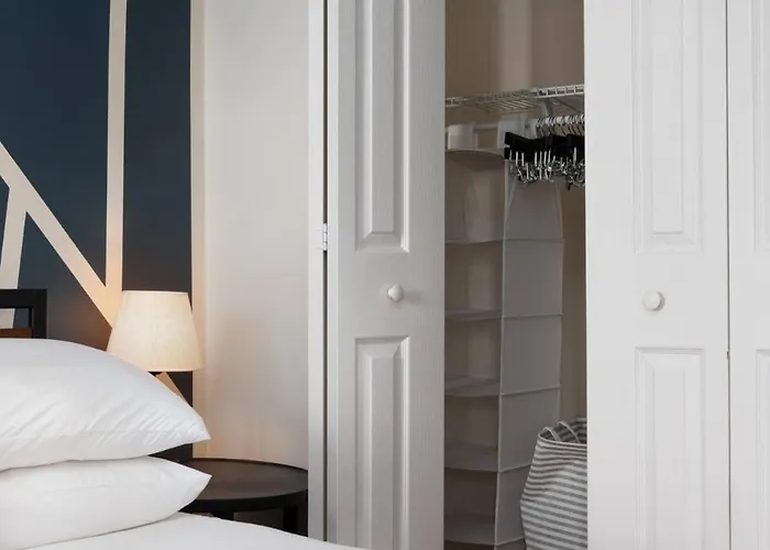 Flexhome Ukrainian Village • 2br • Walkable + Private Balcony - Sleeps 6 Apartment Chicago
