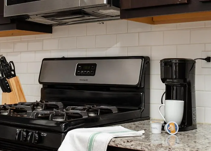 Apartment Flexhome Ukrainian Village • 2br • Walkable + Private Balcony - Sleeps 6 Chicago